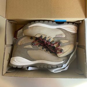 Women’s 7.5 Columbia Hiking Boots